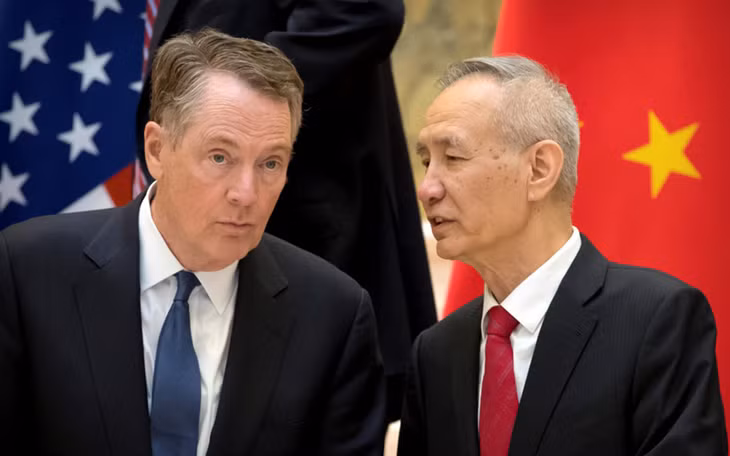 Đại diện thương mại Mỹ Robert Lighthizer (trái) và Phó Thủ tướng Trung Quốc Lưu Hạc. Ảnh: PBS