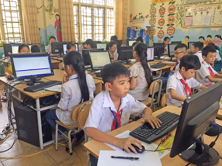 Học sinh Trường THCS Mạo Khê II, phường Mạo Khê, TX Đông Triều thực hành bộ môn Tin học