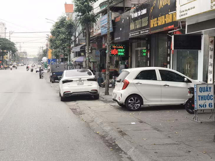 Trên tuyến phố dự thi của TX Đông Triều cũng có nhiều phương tiện đỗ tràn lan trên vỉa hè. Ảnh chụp lúc 9 giờ ngày 22/5