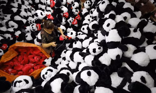 Công nhân trong một nhà máy đồ chơi ở Giang Tô, Trung Quốc. Ảnh: CNN