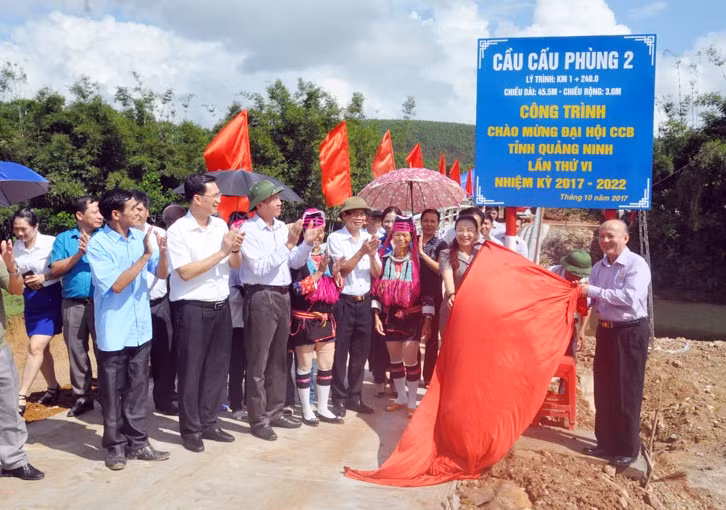 Lãnh đạo huyện Hải Hà và Hội CCB tỉnh cùng đông đảo người dân tham gia lễ khánh thành Cầu Phùng 2 (xã Quảng Sơn, huyện Hải Hà) do Hội CCB tỉnh vận động hỗ trợ 50% kinh phí xây dựng.