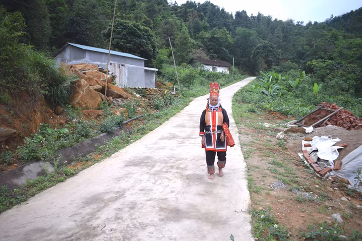 Đường thôn đặc biệt khó khăn Khe Bốc đã được cứng hóa từ sự vào cuộc của người dân hiến đát làm đường