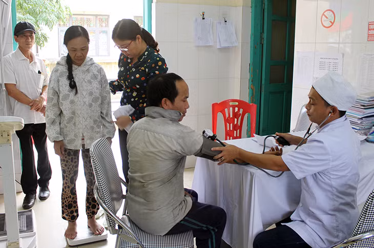 Các y bác sỹ tận tình khám, tư vấn sức khỏe cho người dân