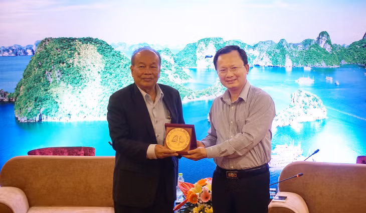 Đồng chí Cao Tường Huy, Phó Chủ tịch UBND tỉnh, tặng quà lưu niệm cho Bộ trưởng Bộ Lễ nghi và tôn giáo Campuchia.