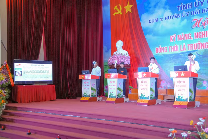 Các thí sinh trả lời câu hỏi trắc nghiệm theo nhóm 5 người/lượt.
