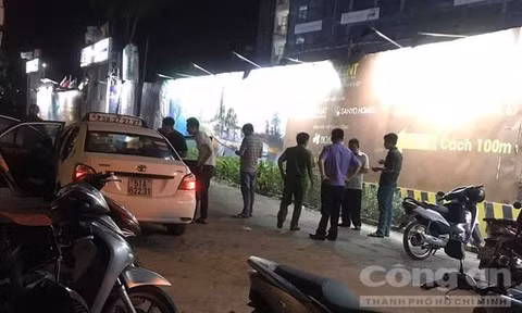  Công an khám nghiệm chiếc taxi liên quan đến vụ việc.