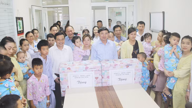 Lãnh đạo tỉnh và TP Hạ Long tặng quà cho các em thiếu nhi tại Cơ sở Bảo trợ chăm sóc trẻ em có hoàn cảnh đặc biệt.