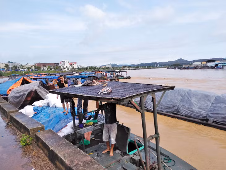 Mặc dù đã được các chủ đò tích cực neo đậu, chằng chống nhưng đã có khoảng hơn chục chiếc đò bị đắm.