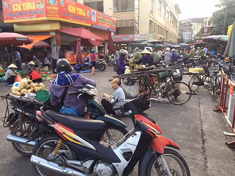 Người dân lấn chiếm lòng đường làm nơi họp chợ