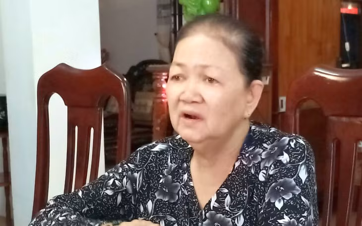  Bà Đỗ Thị Định (người giám hộ hợp pháp đối với 2 cháu ngoại) là Nguyễn Gia Bảo (16 tuổi) và Nguyễn Gia Hân (15 tuổi) có quyền gửi đơn yêu cầu Tòa án hủy bỏ hợp đồng cho tặng nhà, đất mà anh Nguyễn Phong Quang đã thực hiện.