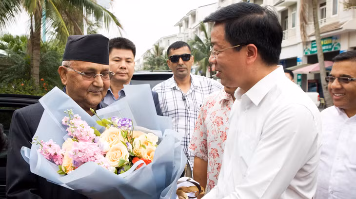 Phó Chủ tịch HĐND tỉnh tặng hoa Thủ tướng Nepal