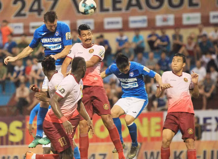 TQN (áo xanh) đã có trân thắng thuyết phục trước Sai Gòn FC với kết quả 3-0