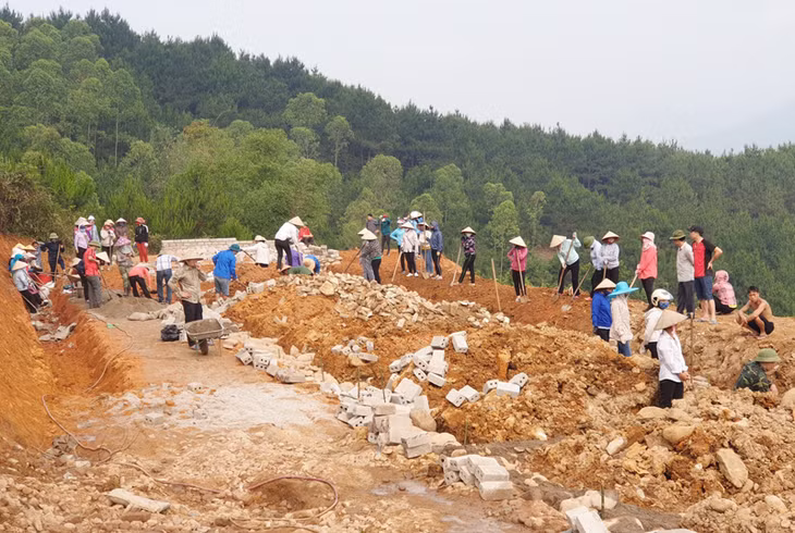 Đông đảo giáo viên trên địa bàn huyện tham gia ra quân giúp đỡ 2 bản Khe O và Cao Thắng (xã Lục Hồn) xây dựng công trình 