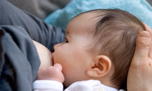 Cho trẻ bú mẹ hoàn toàn để tránh dị ứng sữa.