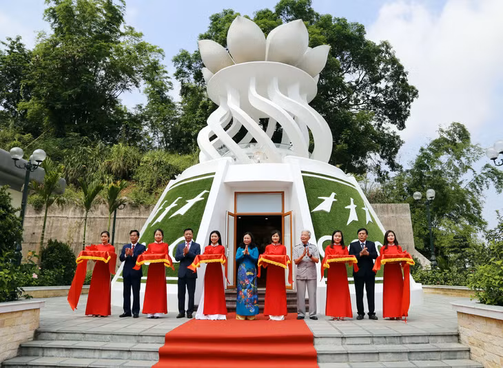 Đồng chí Vi Ngọc Bích cùng các đại biểu cắt băng khánh thành Nhà lưu niệm Bác Hồ tại Cửa khẩu Bắc Luân.