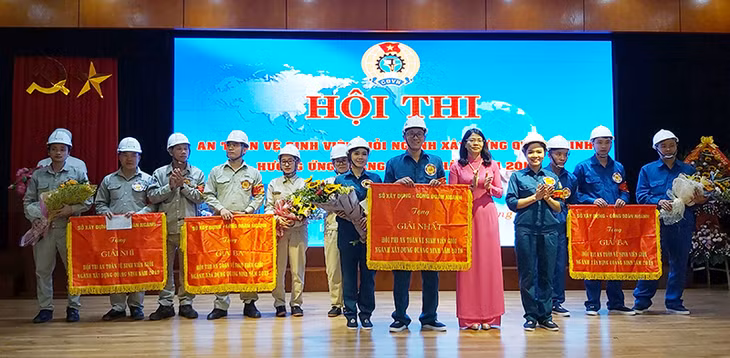 Đồng chí Đỗ Thị Ninh Hường, Phó Chủ tịch Thường trực LĐLĐ tỉnh trao giải nhất cho Đội ATVSV giỏi Công ty CP nước sạch Quảng Ninh.