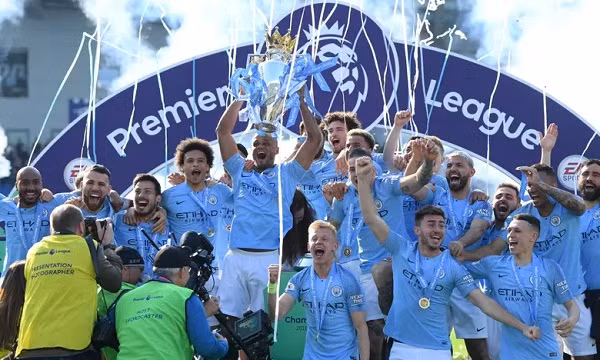 Kompany một lần nữa nâng cao Cup vô địch Ngoại hạng Anh cùng Man City. Ảnh: AFP.