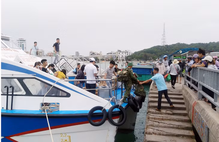 Cử tri huyện Cô Tô kiến nghị cơ quan chức năng của tỉnh, huyện làm việc với các chủ tàu điều chỉnh giá vé tàu cao tốc tuyến Vân Đồn - Cô Tô và ngược lại.