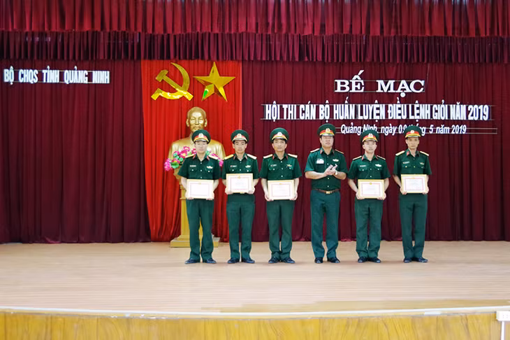 Trao giải cho các thí sinh đoạt nhất, nhì, ba toàn năng.