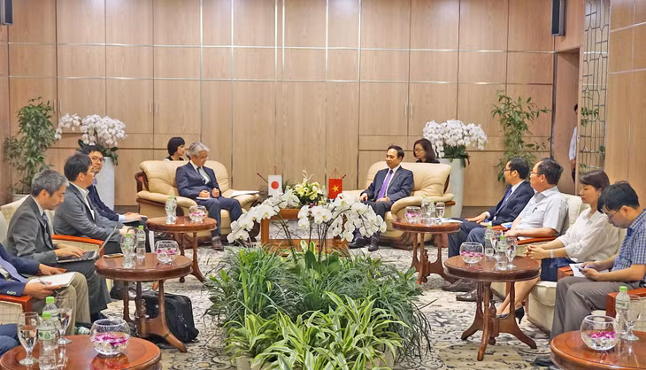 Đồng chí Đặng Huy Hậu, Phó Chủ tịch Thường trực UBND tỉnh, tiếp xã giao Phó Trưởng đại diện Văn phòng JICA Nhật Bản và Đoàn công tác tỉnh Shiga, Nhật Bản.