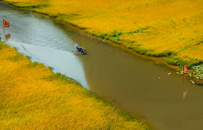 So với khu du lịch Tràng An, Tam Cốc không quá đông đúc, mang đến du khách không gian yên bình của một miền quê đồng bằng Bắc bộ.