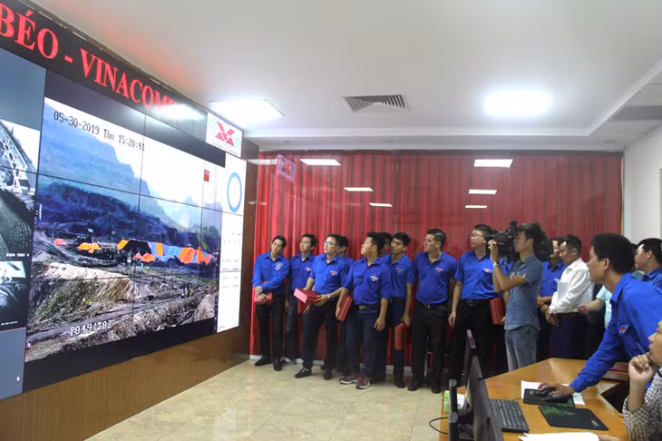 Các thợ giỏi tham quan Trung tâm Điều hành sản xuất của Công ty CP Than Núi Béo.