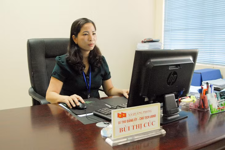 Đồng chí Bùi Thị Cúc, Bí thư Đảng ủy xã Quảng Phong chuẩn bị tài liệu