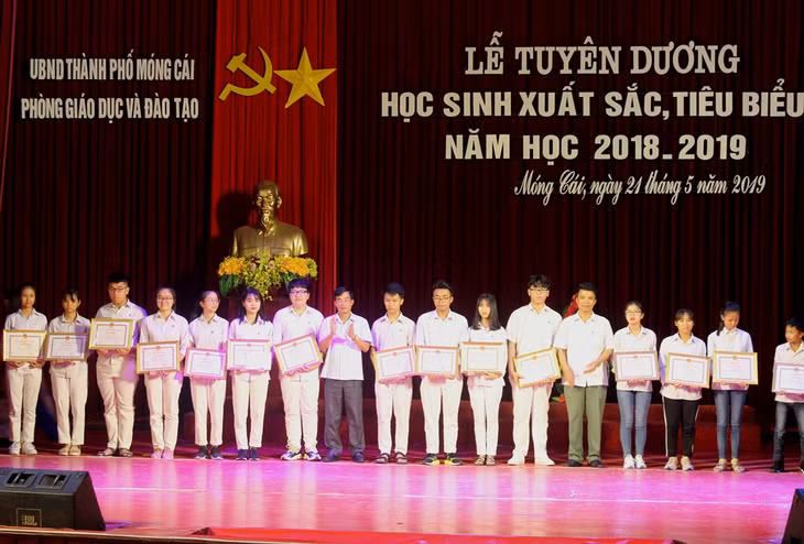 UBND TP Móng Cái tuyên dương, khen thưởng 228 em học sinh có thành tích xuất sắc trong học tập và rèn luyện năm học 2018-2019