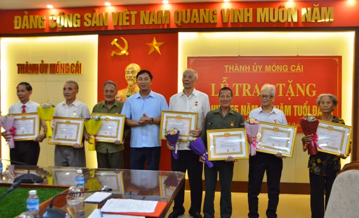 Đồng chí Hồ Đức Quang, Phó Bí thư Thành ủy Móng Cái trao huy hiệu cho các đảng viên 