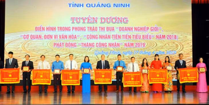 Ông Lưu Văn Đông, Giám đốc Công ty TNHH Đông Đức (thứ 5 từ trái sang) nhận cờ dẫn đầu phong trào thi đua khối doanh nghiệp TNHH tỉnh năm 2018. Ảnh Minh Hà