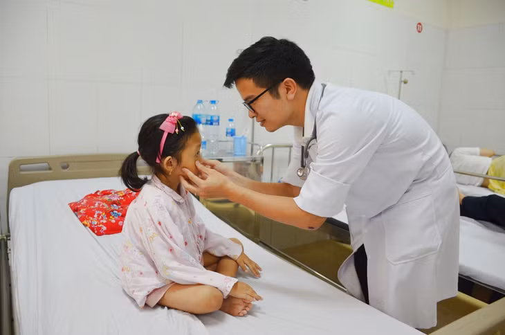 Bác sĩ kiểm tra sức khỏe cho bé 