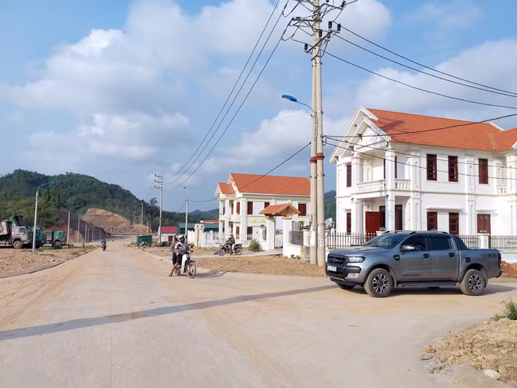 Nhiều điểm dân cư tập trung hình thành và hệ thống giao thông đầu tư đồng bộ đã mở ra hướng phát triển dịch vụ, thương mại ở xã Đoàn Kết
