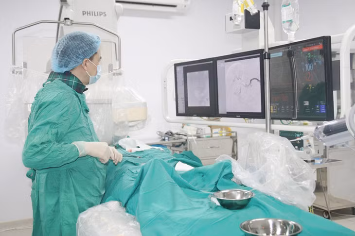 Một ca nút mạch u gan tại Bệnh viện Bãi Cháy. Ảnh do Bệnh viện cung cấp.