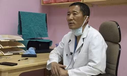 Thủ tướng Lotay Tshering tại bệnh viện ở thủ đô Thimphu. Ảnh: AFP.