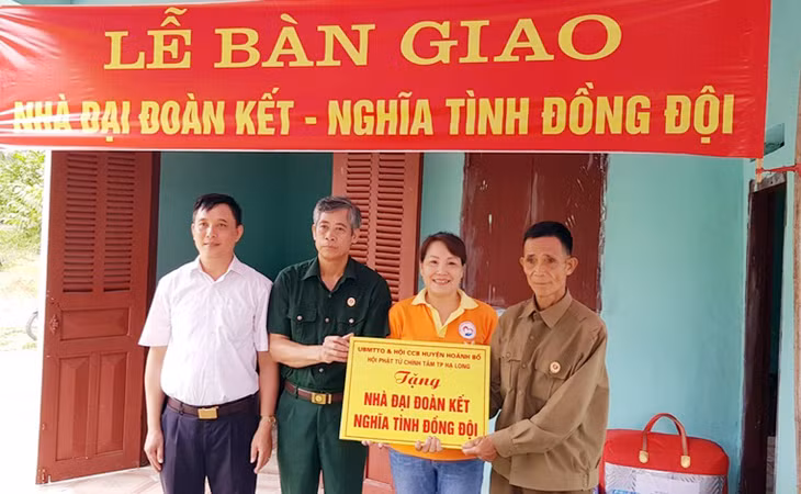Hội CCB và Uỷ ban MTTQ Việt Nam huyện Hoành Bồ trao tặng nhà “Đại đoàn kết, Nghĩa tình đồng đội” cho hội viên nghèo năm 2018. 