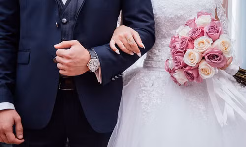 Chú rể và cô dâu trong một đám cưới. Ảnh: HSToday.
