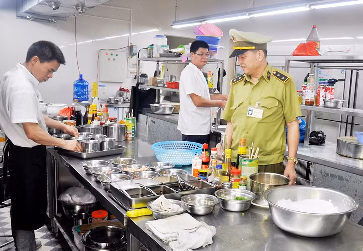 Đội QLTT Móng Cái kiêm tra VSATTP khu vực chế biến thức ăn của nhà hàng tại địa phương.