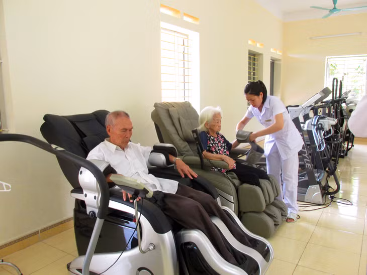 Chăm sóc sức khỏe cho người cao tuổi tại Trung tâm Bảo trợ xã hội tỉnh (phường Nam Khê, TP Uông Bí)