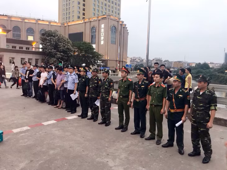 Bàn giao các đối tượng cho Cục Công an TP Đông Hưng