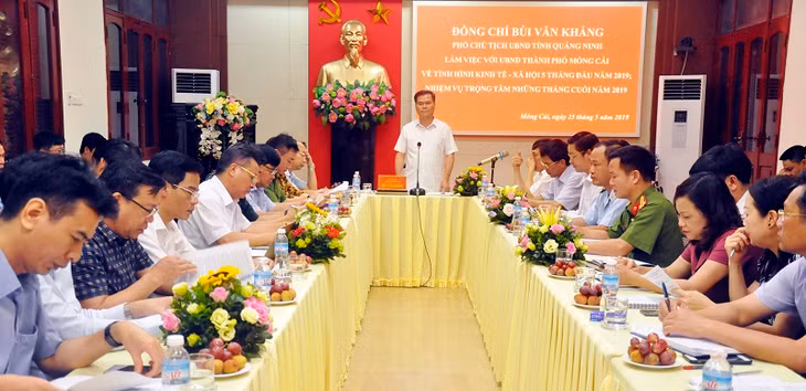 Đồng chí Phó Chủ tịch UBND tỉnh, Bùi Văn Khắng phát biểu chỉ đạo tại cuộc làm việc.