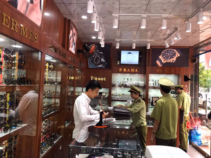 Đội quản lý thị trường số 5 kiểm tra hoạt động kinh doanh tại cửa hàng đồng hồ Âu Việt, phường Bãi Cháy, TP Hạ Long.
