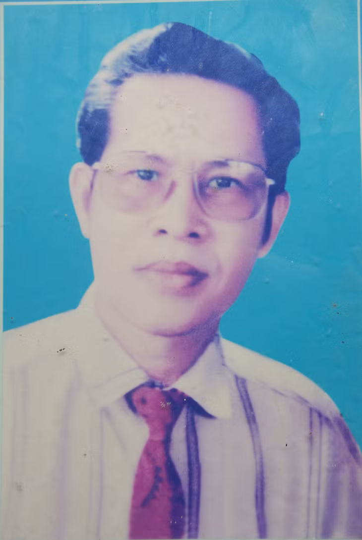 Di ảnh chân dung của họa sĩ Lê Chuyền.