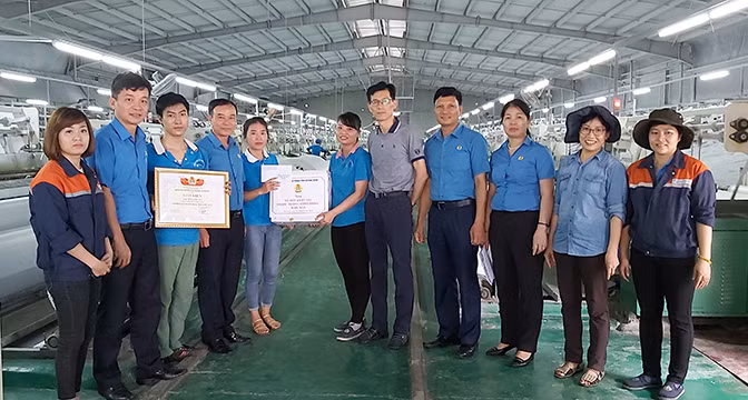 LĐLĐ tỉnh, Công đoàn các KCN tỉnh tặng quà cho tổ đội xuất sắc Công ty TNHH Vinanewtarp (KCN Cái Lân).