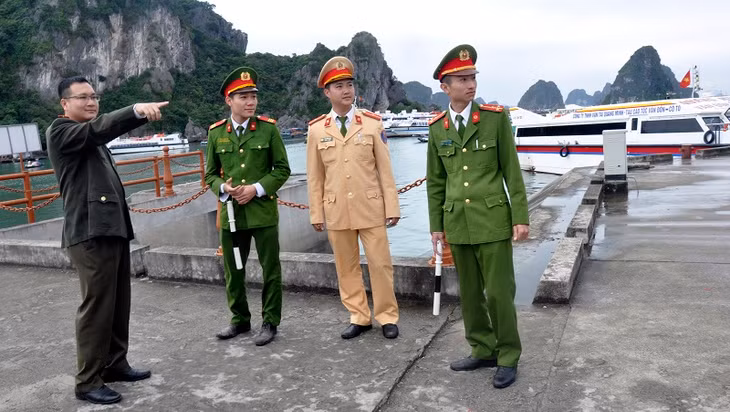 Tổ công tác cơ động (Công an Vân Đồn) tuần tra kiểm soát đảm bảo ANTT tại địa phương.