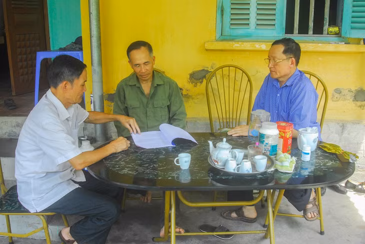 Cán bộ khu phố Rặng Thông (phường Quảng Yên, TX Quảng Yên) nắm tình hình tư tưởng, ý kiên người dân trong khu về đóng góp các loại quỹ chung.