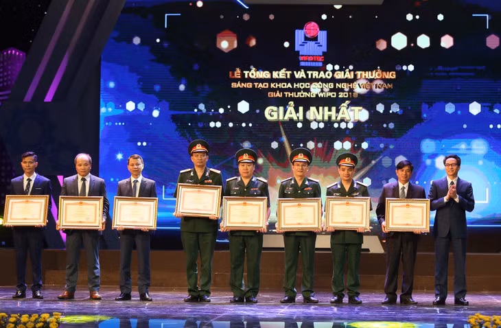 Phó Thủ tướng Vũ Đức Đam trao bằng khen cho các tác giả 4 công trình khoa học đạt giải Nhất VIFOTEC 2018. (Giám đốc Công ty CP Than Hà Lầm Trần Mạnh Cường đứng thứ hai, trái sang). Ảnh: VGP