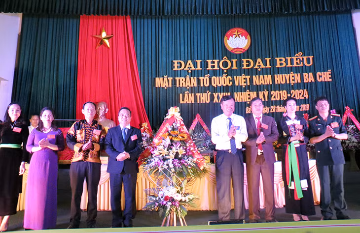 Đồng chí Nguyễn Văn Hưởng, Ủy viên Ban thường vụ, Trưởng Ban dân vận Tỉnh ủy, Chủ tịch Ủy ban MTTQ tỉnh tặng hoa chúc mừng Đại hội