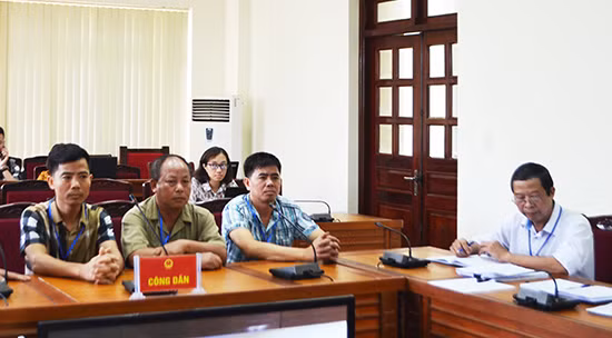 Các hộ dân tại khu đô thị mới phường Cẩm Thủy, TP Cẩm Phả trình bày kiến nghị với Hội đồng tiếp công dân ngày 15/5.