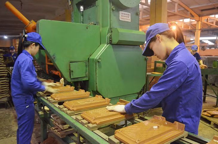 Sản xuất gạch tại Công ty CP Viglacera Hạ Long.