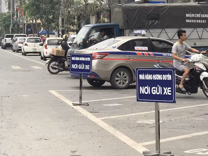 Nhà hàng này đã làm hẳn một biển thông báo để không phương tiện nào được đỗ trước cửa 